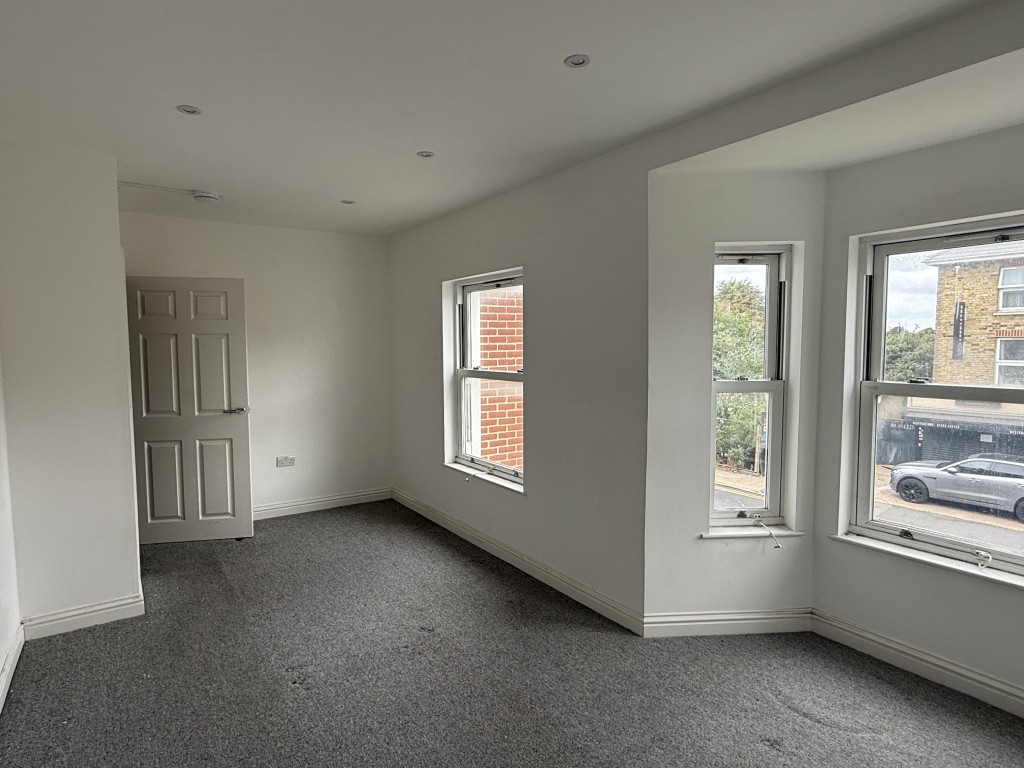 Lot: 25 - OUTSTANDING INVESTMENT - SUBSTANTIAL FREEHOLD MODERN PURPOSE-BUILT DEVELOPMENT OF 23 FLATS IN TWO BLOCKS - Flat 2 Dining Room